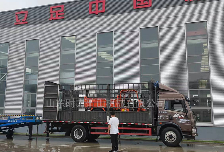 东营某工地定制一台载重3吨柴油三轮车装车发货