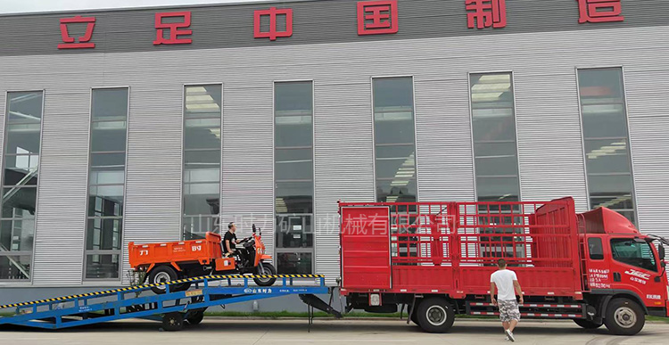 载重3吨纯电动矿用车发往江苏某工厂