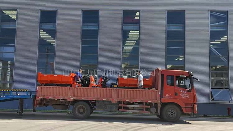 两台载重2吨纯电动自卸车发货江苏某工厂