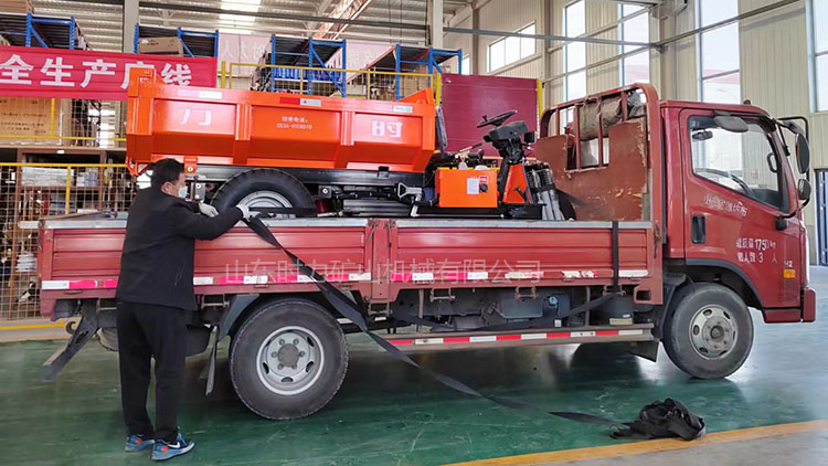 载重3.5吨纯电动三轮车发货山东某工厂