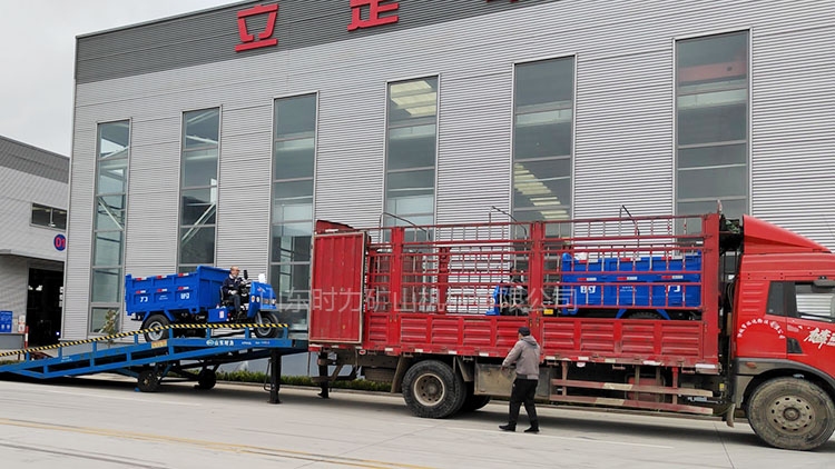 山东某工厂定制两台载重3.5吨电动三轮自卸车装车发货