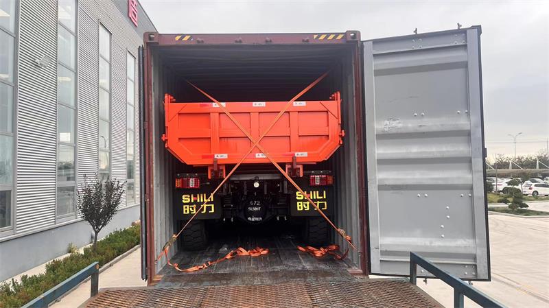 15吨矿山运输车装柜发往赞比亚